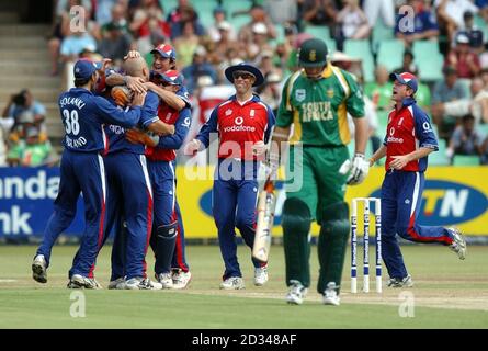 England's Alex Wharf (second left) is congratulated by his team mates (from left) Vikram Solanki, Kevin Pieteresn, Geraint Jones, Marcus Trecothick and Paul Collingwood. Stock Photo