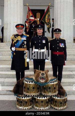 Field Marshall The Lord Inge (left) stands with Private Andrew Davies from Scarborough (centre) and Brigadier John Powell, Colonel of the Green Howards Regiment with drums captured in the Crimea at the Royal Military Academy, Sandhurst, Monday September 19, 2005. Eighteen ranks of serving Green Howard soldiers came together to celebrate the anniversary of their major battle honour, the Battle of Alma during the Crimean War. PRESS ASSOCIATION Photo. Photo credit should read: Michael Stephens/PA Stock Photo