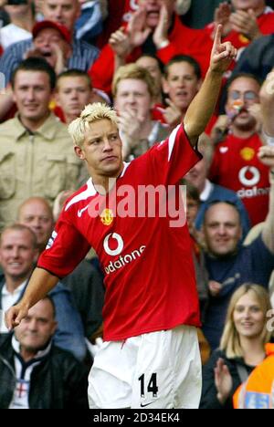 PA library file dated 21/08/2004 of Manchester United's Alan Smith, who has Monday October 3, 2005, been recalled to the England squad as a central midfielder after Sven-Goran Eriksson kept his promise that the Manchester United player's international career was not over. See PA story SOCCER England Smith. PRESS ASSOCIATION Photo. Photo credit should read: Gareth Copley/PA. THIS PICTURE CAN ONLY BE USED WITHIN THE CONTEXT OF AN EDITORIAL FEATURE. NO WEBSITE/INTERNET USE UNLESS SITE IS REGISTERED WITH FOOTBALL ASSOCIATION PREMIER LEAGUE. Stock Photo