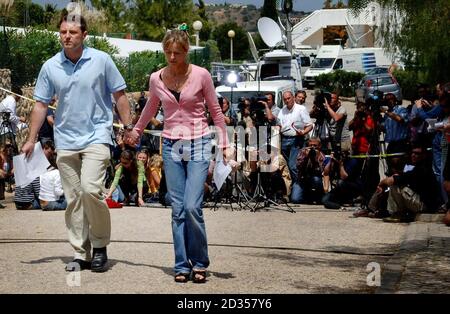 RE-CROP. Gerry McCann, father of missing girl Madeleine McCann after speaking to the press with his wife Kate in Portugal. ... Girl missing in Algarve ... 22-05-2007 ... Praia Da Luz ... Portugal ... Stock Photo
