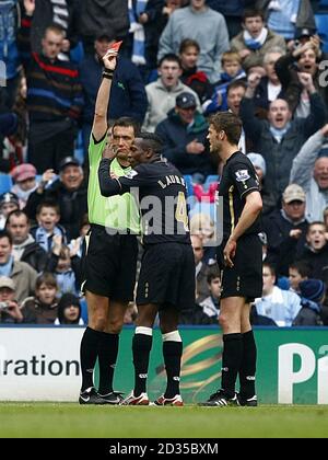 Referee Andre Marriner shows Portsmouth's Hermann Hreidarsson (right) a straight red card. Stock Photo