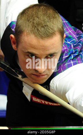 Stephen Hendry in action against Mark Williams during the Betfred.com World Snooker Championship at The Crucible Theatre, Sheffield. Stock Photo