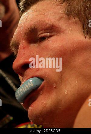 Ricky Hatton sits in his corner after the first round before going on to lose against Manny Pacquiao during the Light Welterweight Fight at the MGM Grand, Las Vegas, USA. Stock Photo