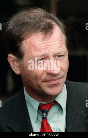 PA Library filer dated 10/6/96, former snooker world champion Alex Higgins, who died today, aged 61. Stock Photo