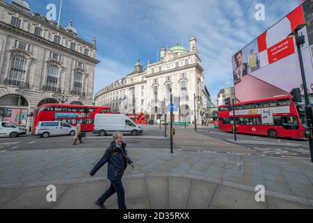 Westminster, London, UK. 7 October 2020. A Mackerel sky over a quiet Piccadilly Circus devoid of tourists, a harbinger of wet weather later in the day. Credit: Malcolm Park/Ģ����ý Live News. Stock Photo
