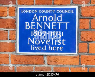 English Heritage Blue Plaque commemorating novelist Arnold Bennett (1867-1931), 79 Cadogan Square, London SW1X 0DY Stock Photo