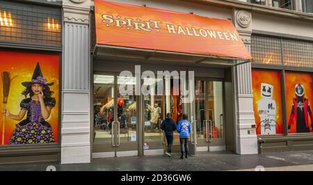 A Spirit Halloween pop-up store in Noho in New York on Sunday, October 4, 2020. The CDC has issued guidance discouraging trick-or-treating, costume masks and parties for Halloween. (© Richard B. Levine) Stock Photo