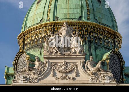 Kuppel des Michaelertrakt der Hofburg in Wien, Österreich, Europa  |  St. Michael's Wing dome, Vienna, Austria, Europe Stock Photo