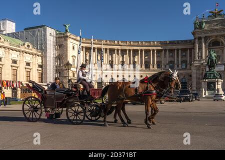 Fiaker vor der Neuen Burg, Teil der Wiener Hofburg in Wien, Österreich, Europa  |  Fiacre and the Hofburg Neue Burg section, Vienna, Austria, Europe Stock Photo