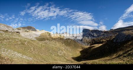 Alto de Budogia (2367 mts), Mesa de los Tres Reyes (2448 mts), Pico Mouscaté (2236 mts), Petrachema-Ansabere (2378 mts), Hoya de la Solana, Parque nat Stock Photo