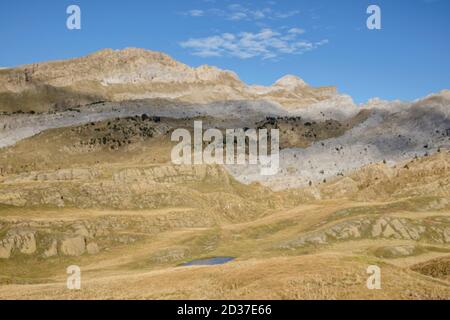 Alto de Budogia (2367 mts), Mesa de los Tres Reyes (2448 mts),  Hoya de la Solana, Parque natural de los Valles Occidentales, Huesca, cordillera de lo Stock Photo