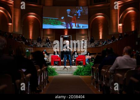 Bologna, Italy. 07th Oct, 2020. Italian physicist Carlo Rovelli presents his latest book 'Helgoland' at Aula Magna Santa Lucia of Bologna University on October 07, 2020 in Bologna, Italy. Credit: Massimiliano Donati/Alamy Live News Stock Photo