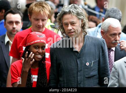 Bob Geldof is surrounded by supporters after arriving by train at Waverley station in Edinburgh July 5, 2005. Geldof travelled to Scotland on Tuesday with hundreds of supporters of the Make Poverty History campaign the day before the start of the G8 summit at Gleneagles. REUTERS/Jeff Mitchell  JJM/NMB/DY