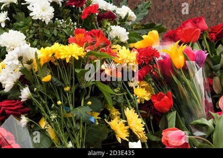 Flowers lie on the granite slab monument to soldiers Stock Photo - Alamy