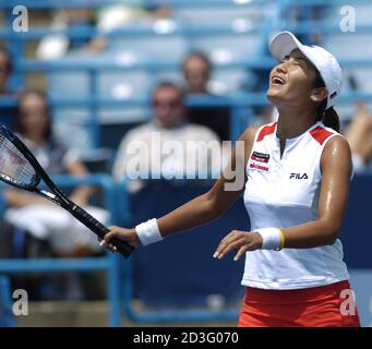 Japan's Akiko Morigami reacts during her tennis match against Switzerland's Patty Schnyder at the Western & Southern Financial Group Women's Open in Cincinnati, July 24, 2005. REUTERS/John Sommers II  JPS/DY