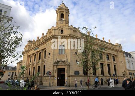 Lloyds Bank Cheltenham High Street with people queueing to enter during global Coronavirus pandemic. Stock Photo