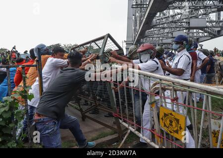 Kolkata, India. 08th Oct, 2020. BJP (Bhartiya Janta party) workers try to break the barricade during the demonstration.Thousands of BJP (Bhartiya Janta Party) members and workers organised a protest against the murder of one of their party members. Credit: SOPA Images Limited/Alamy Live News Stock Photo