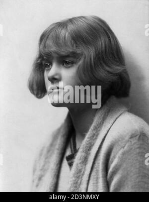 Daphne du Maurier. Portrait of Dame Daphne du Maurier, Lady Browning (1907-1989) as a young girl, c. 1922 Stock Photo
