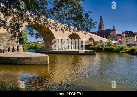 Stone Bridge (Steinerne Brucke) with cityscape and Saint Peters cathedral of  Regensburg, UNESCO World Heritage Site, Bavaria, Germany