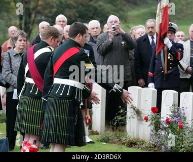 Soldiers of 1st Battalion The Highlanders bury coffins of two Scottish soldiers killed in WW1, October 20, 2004. Lance corporal John Young Brown and an unknown soldier of the 6th Battalion the Queen's own Cameron Highlanders will be re-interred at Loos en Gohelle Commonwealth war graves cemetery near Lens, Northern France, October 20, 2004.Both Lance corporal John Young Brown and the unknown soldier were killed in action during the battle of Loos in 1915. REUTERS/Pascal Rossignol  PR/THI