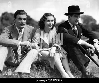 LAURENCE OLIVIER VIVIEN LEIGH and LESLIE BANKS on set location candid in Southend England during filming of 21 DAYS aka TWENTY ONE DAYS TOGETHER aka THE FIRST AND THE LAST 1937 released 1940 director BASIL DEAN novel JOHN GALSWORTHY scenario Basil Dean and Graham Greene producer Alexander Korda London Film Productions / Columbia Pictures Stock Photo