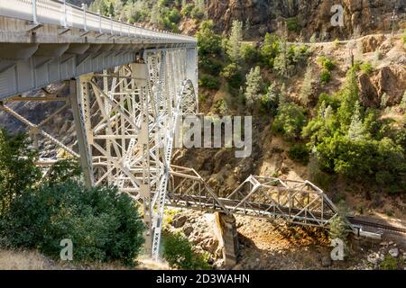 Crisscross - California State Route 70 crosses over the Feather River rail route, crossing over the Feather River. Pulga, California, USA Stock Photo