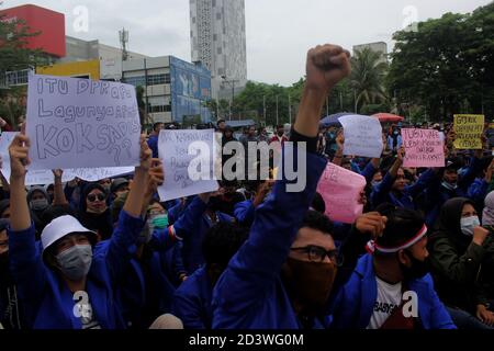 Palembang, Indonesia. 08th Oct, 2020. Demonstration of students rejecting the Omnibus Law at the South Sumatra Regional Representative Council building, Thursday, October 8, 2020. (Photo by Adam Rachman/Pacific Press) Credit: Pacific Press Media Production Corp./Alamy Live News Stock Photo