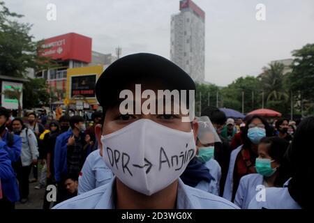 Palembang, Indonesia. 08th Oct, 2020. Demonstration of students rejecting the Omnibus Law in front of the South Sumatra Dewan Perwakilan Rakyat Daerah building Thursday, October 8, 2020. (Photo by Adam Rachman/Pacific Press) Credit: Pacific Press Media Production Corp./Alamy Live News Stock Photo