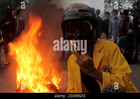 Palembang, Indonesia. 08th Oct, 2020. Demonstration of students rejecting the Omnibus Law in front of the South Sumatra Dewan Perwakilan Rakyat Daerah building Thursday, October 8, 2020. (Photo by Adam Rachman/Pacific Press) Credit: Pacific Press Media Production Corp./Alamy Live News Stock Photo