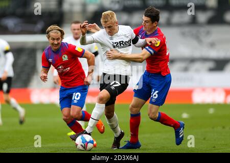 Derby County's Louie Sibley battles for the ball with Blackburn Rovers' Darragh Lenihan and Lewis Holtby during the Sky Bet Championship match at Pride Park, Derby. Stock Photo