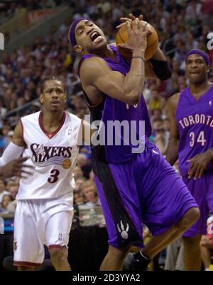 Toronto Raptors' Charles Oakley (34) drives to the hoop against Seattle  SuperSonics' Rashard Lewis (7) during the second quarter of their NBA  matchup at Key Arena in Seattle, March 12. apb/Photo by