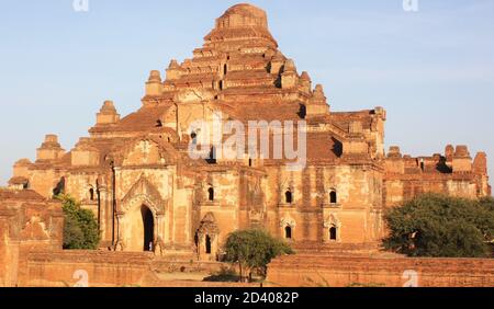 Dhammayangyi Temple, the largest temple in the Bagan archaeological zone, Myanmar. Large, well preserved ancient pyramid shaped temple ruins Stock Photo