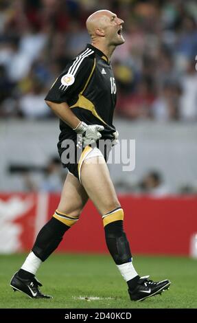 French Goal Keeper Fabien Barthez Kicks To Block The Ball Against Italy S Alessandro Del Piero And Vincenzo Montella French Goalkeeper Fabien Barthez R Kicks To Block The Ball Against Italy S Alessandro Del