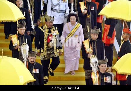 MALAYSIA'S KING SYED SIRAJUDDIN AND QUEEN WALK TO THE PARLIAMENT 