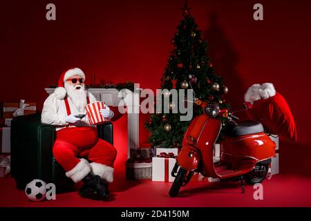 https://l450v.alamy.com/450v/2d4150m/full-size-photo-of-amazed-santa-claus-watch-tv-hold-pop-corn-box-remote-control-with-x-mas-tradition-decor-isolated-bright-color-background-2d4150m.jpg