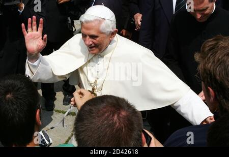 Pope Benedict XVI waves to pilgrims and tourists after a meeting with local priests in Introd, Valle d'Aosta in northern Italy, July 25, 2005. The pope on Sunday condemned violence in Egypt, Iraq, Turkey and Britain and asked God to stay the hand of terrorists. REUTERS/Daniele La Monaca  DLM/KS