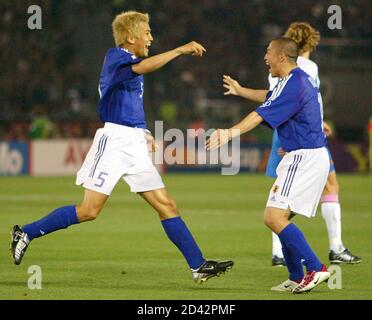 Japan S Hidetoshi Nakata And Junichi Inamoto R Talk As They Meet Local Residents In Iwata Central Japan June 11 02 Inamoto Has Been Released By English Champions Arsenal Despite Making A Major