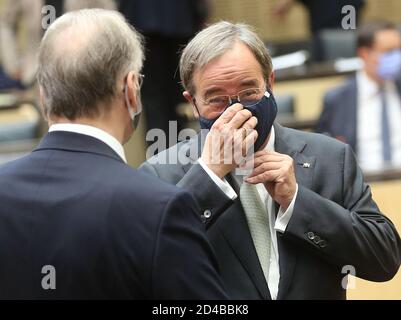 Berlin, Germany. 09th Oct, 2020. Armin Laschet (r), Prime Minister of North Rhine-Westphalia, talks to Reiner Haseloff (both CDU), Prime Minister of Saxony-Anhalt, at the beginning of the Bundesrat session. Credit: Wolfgang Kumm/dpa/Alamy Live News Stock Photo