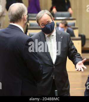 Berlin, Germany. 09th Oct, 2020. Armin Laschet (r), Prime Minister of North Rhine-Westphalia, talks to Reiner Haseloff (both CDU), Prime Minister of Saxony-Anhalt, at the beginning of the Bundesrat session. Credit: Wolfgang Kumm/dpa/Alamy Live News Stock Photo