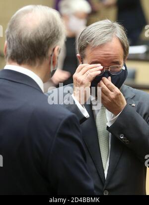 Berlin, Germany. 09th Oct, 2020. Armin Laschet (r), Prime Minister of North Rhine-Westphalia, talks with Reiner Haseloff (both CDU), Prime Minister of Saxony-Anhalt, at the beginning of the Bundesrat session. Credit: Wolfgang Kumm/dpa/Alamy Live News Stock Photo