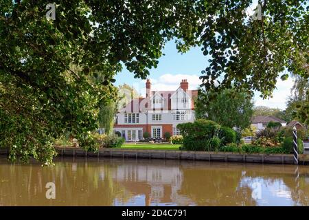 Exclusive private properties on a quiet backwater of the River Wey Navigation canal, Weybridge Surrey England UK Stock Photo