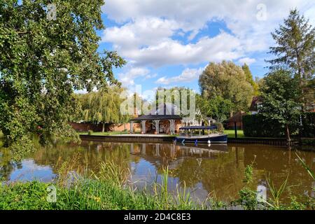 Exclusive private properties on a quiet backwater of the River Wey Navigation canal, Weybridge Surrey England UK Stock Photo