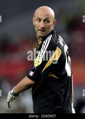 France S Goalkeeper Fabien Barthez Looks Down After A Goal By Italy S Marco Delvicchio During The European Championship Final Match In Rotterdam July 2 Hrm Stock Photo Alamy