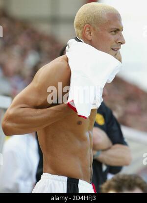 Manchester United S New Signing Rio Ferdinand Dons His Strip As He Prepares To Enter The Field As A Substitute At Machin S Testimonial And Ferdinand S First Match For United Against Afc Bournemouth July