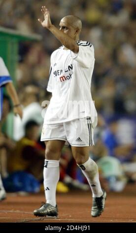 Real Madrid S Roberto Carlos Waves To Spectators As He Leaves The Playing Field In Graz S Arnold Schwarzenegger Stadium After The Champions League Match Against Sturm Graz November 5 Real Madrid Won The