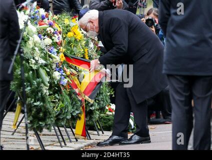 Halle, Germany. 09th Oct, 2020. The Federal President Frank-Walter Steinmeier adjusts the sash on the wreath in front of the synagogue. One year after the right-wing terrorist attack on Yom Kippur, the highest Jewish holiday, the victims are commemorated with events and prayers. Credit: dpa picture alliance/Alamy Live News Stock Photo