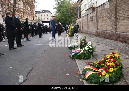 Halle, Germany. 09th Oct, 2020. Representatives of the Federal Government, including the President of the Federal Republic of Germany, the state, city and community commemorate the victims of the attack in front of the synagogue in Halle/Saale. One year after the right-wing terrorist attack on Yom Kippur, the highest Jewish holiday in Halle, events and prayers are held in memory of the victims. Credit: dpa picture alliance/Alamy Live News Stock Photo