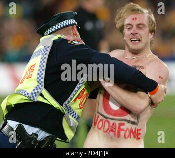Streaker tackled by security guard in England vs New 