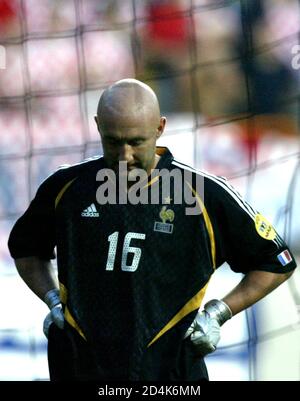 France S Goalkeeper Fabien Barthez Looks Down After Croatia Scored Their Second Goal During Their Group B Euro 04 Soccer Match At The Magalhaes Pessoa Stadium In Leiria June 17 04 Stock Photo Alamy