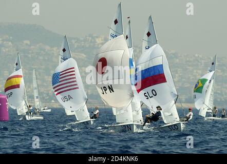 The women's 470 sailing fleet head for the finish line at the Olympic Sailing Centre during the Athens 2004 Olympic Games, August 21, 2004. REUTERS/Nigel Marple  NM/AA